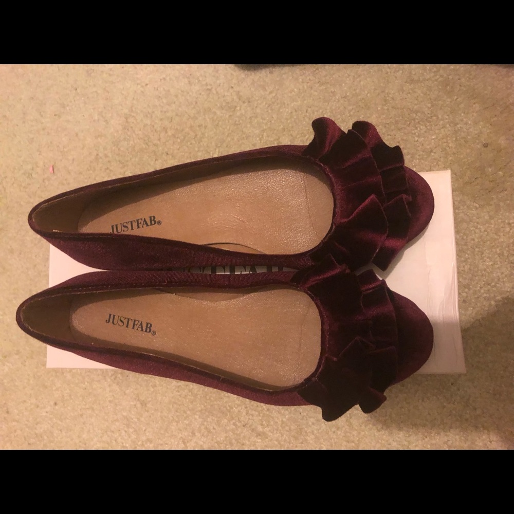 Ruffled burgundy velour flat